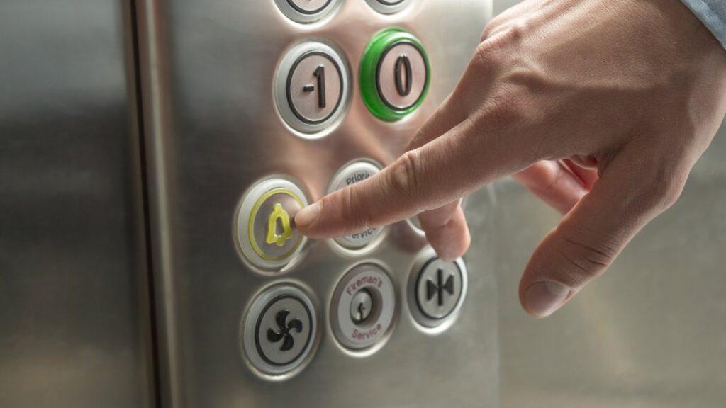 Alarmknop op het bedieningspaneel van een lift